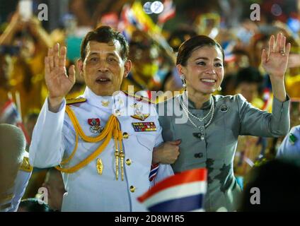 Bangkok, Thailand. November 2020. Thailands König Maha Vajiralongkorn und Königin Suthida begrüßen die Royalisten vor dem Großen Palast in Bangkok.Menschen in gelber Kleidung strömten zu Bangkoks Sanam Luang und dem Tempel des Smaragd-Buddha, um ihre Loyalität gegenüber seiner Majestät dem König zu demonstrieren. Quelle: Chaiwat Subprasom/SOPA Images/ZUMA Wire/Alamy Live News Stockfoto