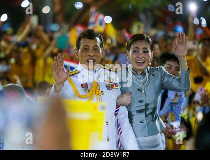 Bangkok, Thailand. November 2020. Thailands König Maha Vajiralongkorn und Königin Suthida begrüßen die Royalisten vor dem Großen Palast in Bangkok.Menschen in gelber Kleidung strömten zu Bangkoks Sanam Luang und dem Tempel des Smaragd-Buddha, um ihre Loyalität gegenüber seiner Majestät dem König zu demonstrieren. Quelle: Chaiwat Subprasom/SOPA Images/ZUMA Wire/Alamy Live News Stockfoto