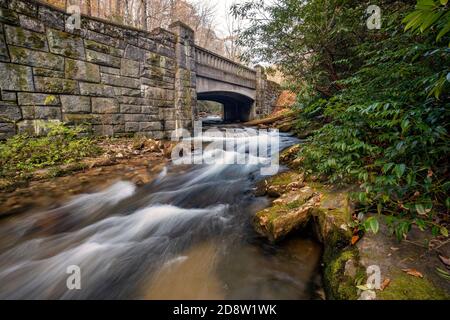 Kaskade fließt unter Steinbrücke in Pisgah National Forest - in der Nähe von Brevard, North Carolina USA Stockfoto