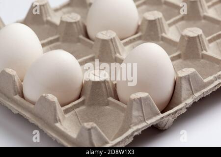 4 weiße Hühnereier Stockfoto