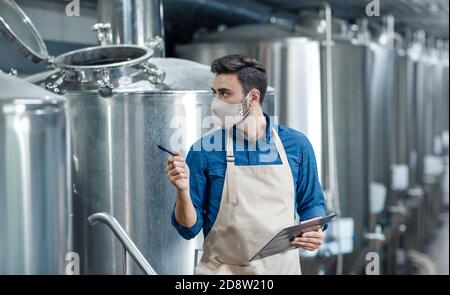 Konzept der Produktion Ale, Controlling-Prozess der Bierherstellung Stockfoto