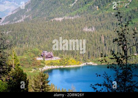 PTTK Morskie Oko Berghütte, Berghütte in Tatra, Polen, über Morskie Oko (Auge des Meeres) See. Stockfoto