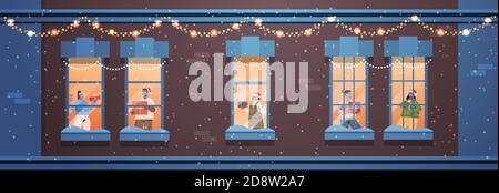 Menschen in santa Hüte halten Geschenke mischen Rennen Nachbarn stehen In Fensterrahmen Neujahr weihnachten Feiertage Feier selbst Isolation Konzept Gebäude Haus Fassade horizontale Vektor-Illustration Stock Vektor