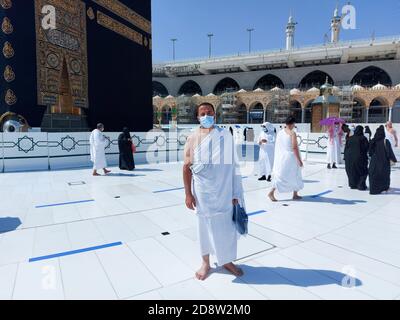 MEKKA , SAUDI-ARABIEN , 22 Okt 2020 - Pilger kreisen die Kaaba in Masjid al-Haram - umrah weniger Social Distance Corona Virus Tragen Sie Gesichtsmaske Covid 19 Stockfoto