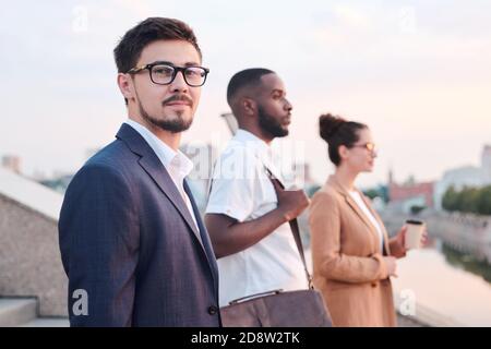 Junge selbstbewusste Geschäftsmann in Brillen und formalwear Blick auf Sie Stockfoto