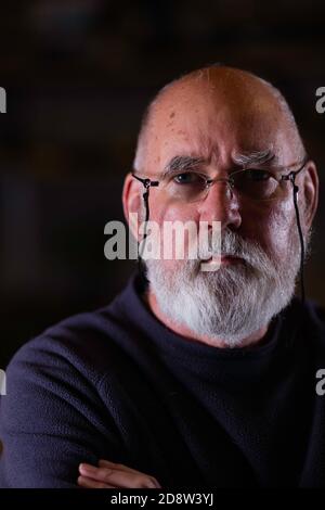 Kaukasischer Mann von 70, kahl und bärtig. Stockfoto