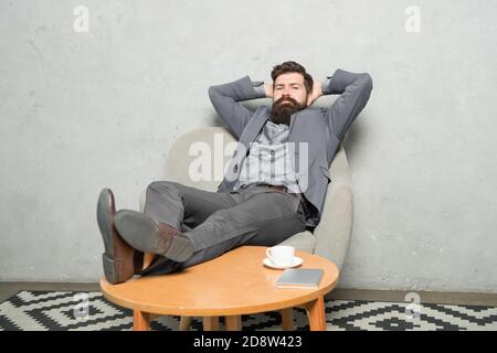 Zufrieden mit der Arbeit. Männliche im Büro. Geschäftsmann in Anzug. Der Erfolg des Menschen. Sicher Mann. Bärtiger Mann. Der Erfolg fühlen. Reifen Hipster mit Bart. Den geschäftlichen Erfolg. Moderne Geschäftsmann. Stockfoto