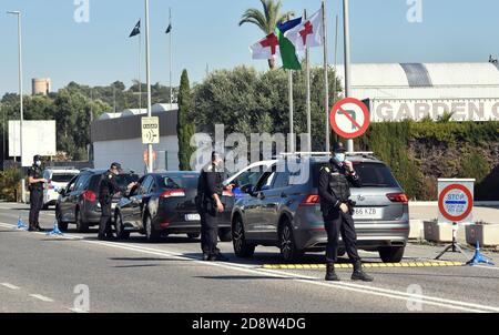 Polizeibeamte kontrollieren Fahrzeuge an einem Kontrollpunkt während der Sperre.die örtliche Polizei von Vendrell in Tarragona führt Polizeikontrollen durch, damit die neuen Maßnahmen erfüllt werden, um die Ansteckung der Covid-19-Pandemie zu stoppen. Die Regierung ordnet die Schließung der autonomen Gemeinschaft Katalonien an, ohne ein- oder ausreisen zu können, Zusätzlich zu der Perimeter Schließung der Gemeinde, in der Sie von Freitag um 06:00 bis Montag um 06:00 wohnen, um Verschiebungen am Ende der Woche zu Zweitwohnungen zu vermeiden, werden diese Einschränkungen 15 Tage dauern. Stockfoto