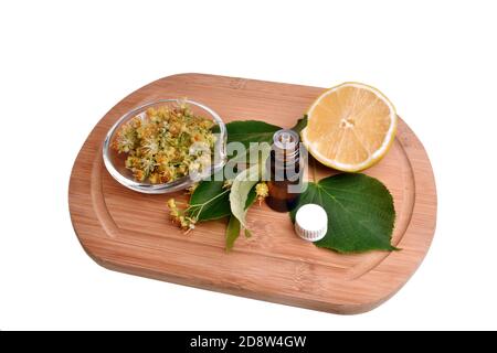 Frische gesunde Lindenblüten, Zitrone und Tee mit ätherischem Öl gut für Coronavirus, covid-19 Stockfoto