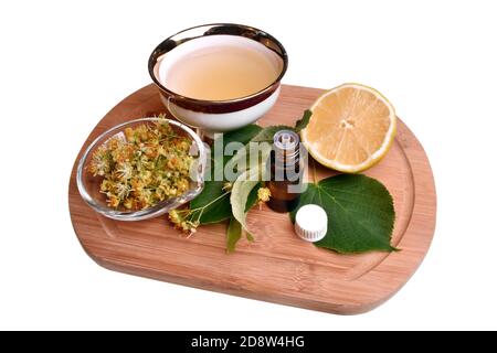 Frische gesunde Lindenblüten, Zitrone und Tee mit ätherischem Öl gut für Coronavirus, covid-19 Stockfoto