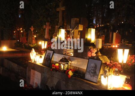 Lviv, Ukraine 01. november 2020. Ukrainer zünden Kerzen an während der Veranstaltung "Memory Candles for the Lychakiv Cemetery", um den Allerheiligen-Tag auf dem Lychakiv Friedhof in Lviv, Ukraine, zu feiern, 01. November 2020. Der Lytschakiv Friedhof ist einer der ältesten Friedhöfe in Europa, wo viele Polen begraben wurden, da Lwiw bis 1939 eine polnische Stadt war. Stockfoto