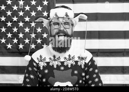 Frohe Feiertage. Die nationalen US-Flagge. Patriotische hipster feiern Winterurlaub. All American Xmas Party. Weihnachten in den usa. Santa auf amerikanische Flagge im Hintergrund. Bärtiger Amerikaner ins neue Jahr feiern. Stockfoto