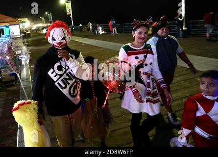 Los Angeles, USA. November 2020. Menschen in Kostümen feiern Halloween am 31. Oktober 2020 auf dem Santa Monica Pier in Los Angeles County, Kalifornien, USA. Mit Tür-zu-Tür-Trick oder Behandlung nicht empfohlen aufgrund COVID-19, Public Health Beamten erinnerte die Öffentlichkeit, dass es wichtig ist, richtig zu tragen Gesichtsbezüge, wie sie feiern Halloween. Quelle: Xinhua/Alamy Live News Stockfoto