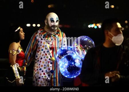 Los Angeles, USA. November 2020. Menschen in Kostümen feiern Halloween am 31. Oktober 2020 auf dem Santa Monica Pier in Los Angeles County, Kalifornien, USA. Mit Tür-zu-Tür-Trick oder Behandlung nicht empfohlen aufgrund COVID-19, Public Health Beamten erinnerte die Öffentlichkeit, dass es wichtig ist, richtig zu tragen Gesichtsbezüge, wie sie feiern Halloween. Quelle: Xinhua/Alamy Live News Stockfoto