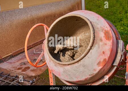 Betonmischer bereit, auf einer Baustelle zu arbeiten Stockfoto