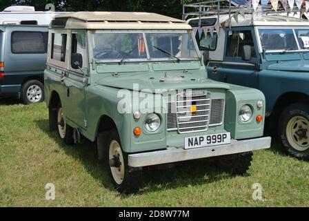 Ein 1976 Land Rover 88 Serie 3 geparkt auf der Torbay Steam Fair, Churston, Devon, England, Großbritannien. Stockfoto