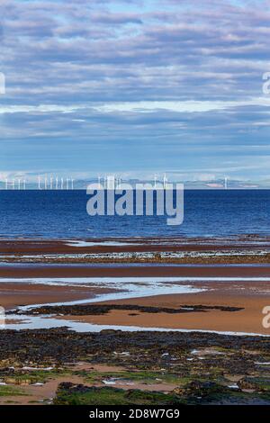 Am frühen Morgen Blick auf Schottlands Robin Rigg Wind Farm gegenüber Der Solway Firth vom Maryport Hafen Stockfoto