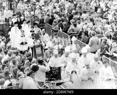 DIE RÖMISCH-KATHOLISCHE MESSE IM FREIEN AUF DEM GUILDHALL-PLATZ IN PORTSMOUTH. 1983 Stockfoto