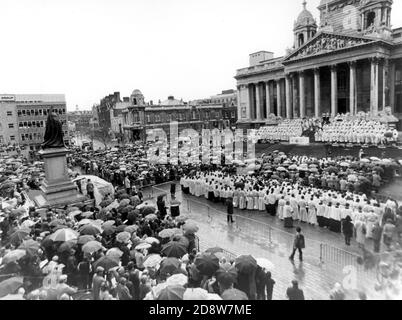 DIE RÖMISCH-KATHOLISCHE MESSE IM FREIEN AUF DEM GUILDHALL-PLATZ IN PORTSMOUTH. PORTSMOUTH 1983 Stockfoto