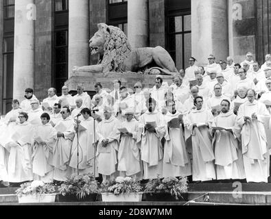 DIE RÖMISCH-KATHOLISCHE MESSE IM FREIEN AUF DEM GUILDHALL-PLATZ IN PORTSMOUTH. PORTSMOUTH 1983 Stockfoto