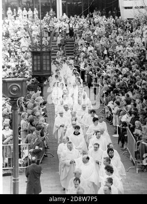 DIE RÖMISCH-KATHOLISCHE MESSE IM FREIEN AUF DEM GUILDHALL-PLATZ IN PORTSMOUTH. PORTSMOUTH 1983 Stockfoto