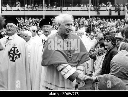 Kardinal Basil Hume geht mitten unter die Massen AN DER KATHOLISCHEN Hundertjahrfeier der Open-air-Messe in Portsmouth Guildhall Square. 1983 PIC MIKE WALKER, M. UND Y. PORTSMOUTH Stockfoto