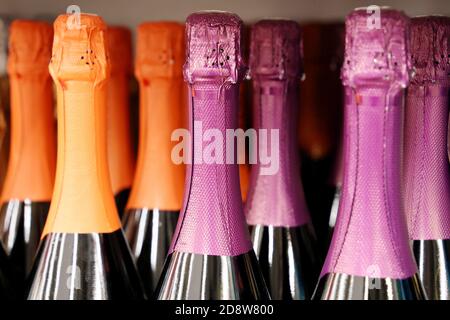 Champagnerflaschen in einer Reihe, selektiver Fokus. Spirituosenladen, Konzept zur Herstellung von Sekt Stockfoto