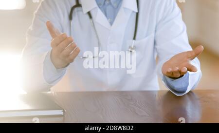 Nahaufnahme eines männlichen Arztes, der die Diagnose oder Behandlungsdetails des Patienten erklärt Stockfoto