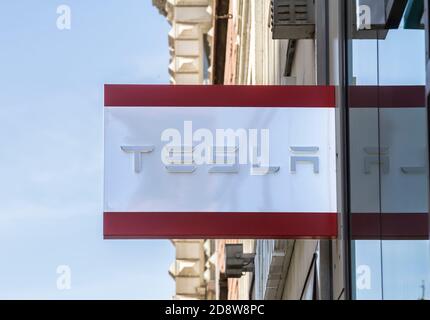 Hamburg, 11. Mai 2019: Tesla Motors Logo-Zeichen auf dem Showroom Stockfoto