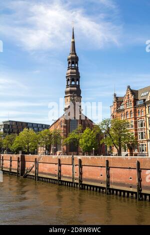 Hamburg, Deutschland: Die historische Katharinenkirche, eine der fünf wichtigsten lutherischen Kirchen Stockfoto