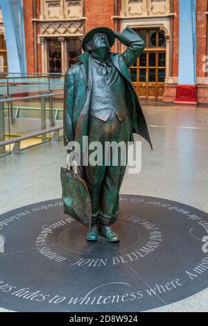 Sir John Betjeman Statue in St. Pancras Station London - Martin Jennings, Bildhauer, 2007. Dichter. Stockfoto