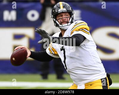 Baltimore, Usa. November 2020. Pittsburgh Steelers Quarterback Ben Roethlisberger (7) tritt am Sonntag, 1. November 2020, im M&T Banks Stadium in Baltimore, Maryland, gegen die Baltimore Ravens in der ersten Hälfte an. Foto von Kevin Dietsch/UPI Kredit: UPI/Alamy Live News Stockfoto