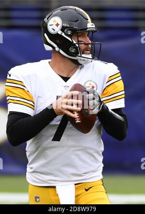 Baltimore, Usa. November 2020. Pittsburgh Steelers Quarterback Ben Roethlisberger (7) bereitet sich auf den Pass gegen die Baltimore Ravens in der ersten Hälfte im M&T Banks Stadium in Baltimore, Maryland am Sonntag, 1. November 2020. Foto von Kevin Dietsch/UPI Kredit: UPI/Alamy Live News Stockfoto