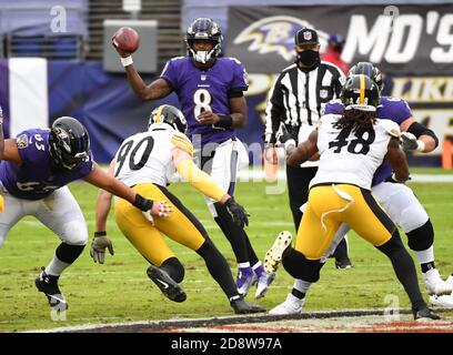 Baltimore, Usa. November 2020. Baltimore Ravens Quarterback Lamar Jackson (8) tritt gegen die Pittsburgh Steelers in der ersten Hälfte im M&T Banks Stadium in Baltimore, Maryland am Sonntag, 1. November 2020. Foto von Kevin Dietsch/UPI Kredit: UPI/Alamy Live News Stockfoto