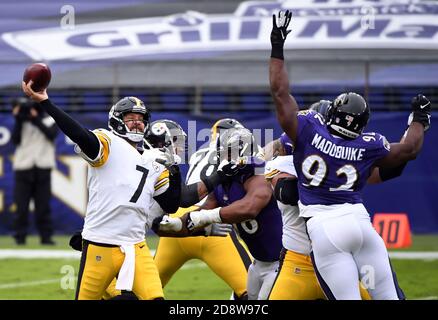 Baltimore, Usa. November 2020. Pittsburgh Steelers Quarterback Ben Roethlisberger (7) tritt am Sonntag, 1. November 2020, im M&T Banks Stadium in Baltimore, Maryland, gegen die Baltimore Ravens in der ersten Hälfte an. Foto von Kevin Dietsch/UPI Kredit: UPI/Alamy Live News Stockfoto