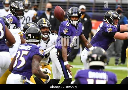 Baltimore, Usa. November 2020. Baltimore Ravens Quarterback Lamar Jackson (8) fumbles den Ball gegen die Pittsburgh Steelers in der ersten Hälfte im M&T Banks Stadium in Baltimore, Maryland am Sonntag, 1. November 2020. Foto von Kevin Dietsch/UPI Kredit: UPI/Alamy Live News Stockfoto