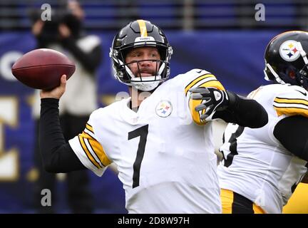 Baltimore, Usa. November 2020. Pittsburgh Steelers Quarterback Ben Roethlisberger (7) tritt am Sonntag, 1. November 2020, im M&T Banks Stadium in Baltimore, Maryland, gegen die Baltimore Ravens in der ersten Hälfte an. Foto von Kevin Dietsch/UPI Kredit: UPI/Alamy Live News Stockfoto