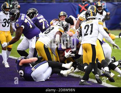 Baltimore, Usa. November 2020. Baltimore Ravens Gus Edwards eilt am Sonntag, 1. November 2020, für einen 1-Yard-Touchdown gegen die Pittsburgh Steelers in der ersten Hälfte im M&T Banks Stadium in Baltimore, Maryland. Foto von Kevin Dietsch/UPI Kredit: UPI/Alamy Live News Stockfoto