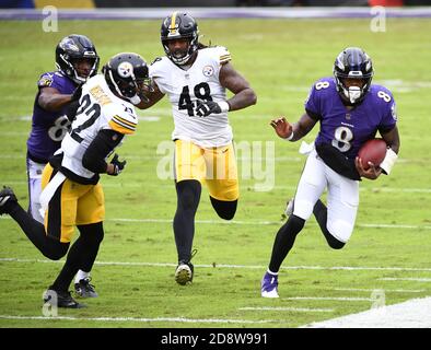 Baltimore, Usa. November 2020. Baltimore Ravens Quarterback Lamar Jackson (8) läuft für einen ersten Down gegen die Pittsburgh Steelers in der ersten Hälfte im M&T Banks Stadium in Baltimore, Maryland am Sonntag, 1. November 2020. Foto von Kevin Dietsch/UPI Kredit: UPI/Alamy Live News Stockfoto