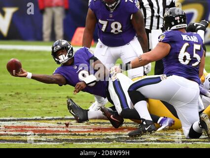 Baltimore, Usa. November 2020. Baltimore Ravens Quarterback Lamar Jackson (8) tritt gegen die Pittsburgh Steelers in der ersten Hälfte im M&T Banks Stadium in Baltimore, Maryland am Sonntag, 1. November 2020. Foto von Kevin Dietsch/UPI Kredit: UPI/Alamy Live News Stockfoto