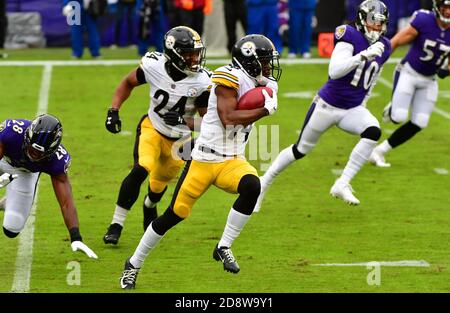 Baltimore, Usa. November 2020. Pittsburgh Steelers Wide Receiver Ray-Ray McCloud (14) erhält ]ast Baltimore Ravens freie Sicherheit Jordan Richards (28) bei einem Startlauf während der ersten Hälfte im M&T Bank Stadium in Baltimore, Maryland, am Sonntag, 1. November 2020. Foto von David Tulis/UPI Credit: UPI/Alamy Live News Stockfoto