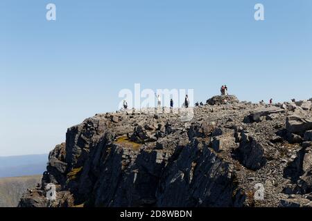 Blick auf die Menschen auf dem Gipfel des Ben Nevis Highlands Schottland Stockfoto