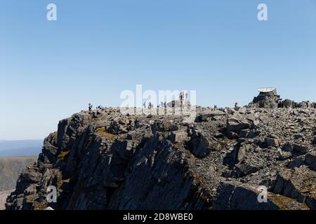 Blick auf die Menschen auf dem Gipfel des Ben Nevis Highlands Schottland Stockfoto