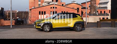 Katowice/Poland-02/15/2020: Hyundai Kona, Hybrid, parkt neben einer alten Porzellanfabrik. Es ist ein SUV auf der Plattform eines Stadtwagens, die Gesamtleistung von Stockfoto