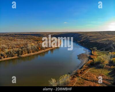 Luftaufnahme der Steppe und Seversky Donets in Russland. Wunderschöne Herbstlandschaft Stockfoto