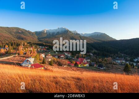 Ceahlau Berg im Spätherbst gesehen von Durau Resort in rumänischen Karpaten. Schneespitze Stockfoto