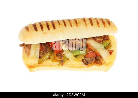 Rindfleisch, Zwiebel, Pfeffer, Tomaten und emmentaler Käse in einer gegen Weiß isolierten Panini Stockfoto