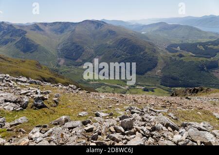 Blick vom Gipfel auf das Tal in Glen Nevis Pfad auf Ben Nevis Highlands Schottland Stockfoto