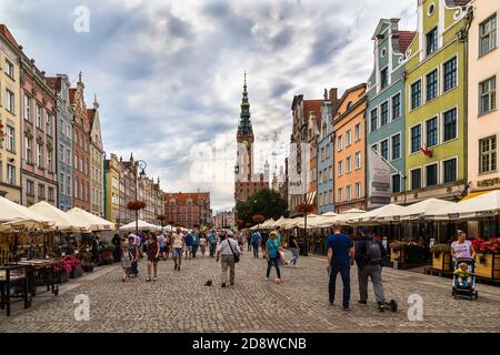 Straße Dlugi Targ und das alte Rathaus von Danzig. Polen Stockfoto