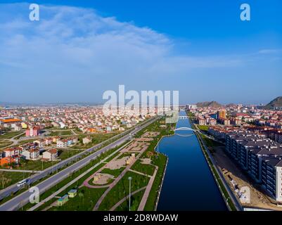 Drohnenansicht auf den Teil der Stadt Afyon und den Akcaray Fluss in der Türkei während der Sonnenuntergangszeit Stockfoto